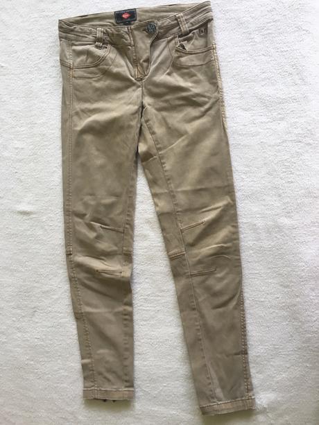 Bledohnede nohavice, 26