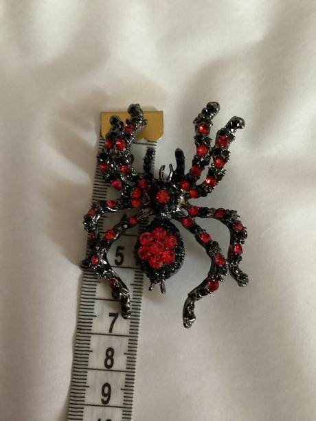 Brošňa pavúk červená,