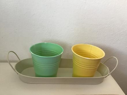 2 ks kvetináče s podnosom,