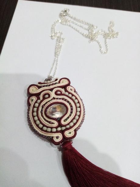 Sutaškový náhrdelník,