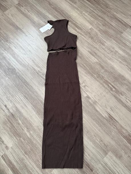 Priliehave saty s krasnymi detailmi, zara,s