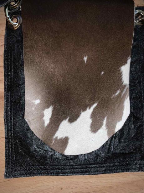 Kožená crossbody kabelka s kravskou srsťou,