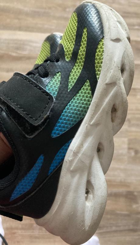 Blikajúce tenisky, 25