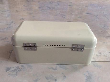 Plechový vintage chlebník,