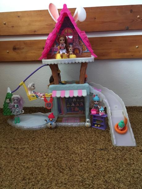 Zimný domček + 6x bábika a zvieratko enchantimals, 