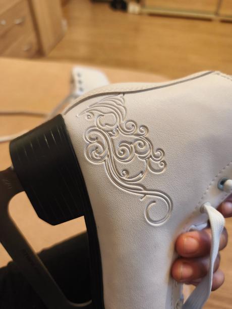 Korčule na krasokorčuľovanie, crowned,35