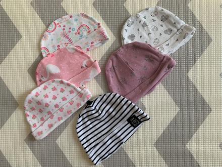 6 ks dojčenských čiapok, <50