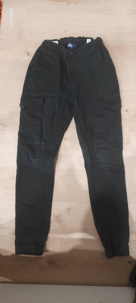 Cierne kapsacove nohavice, 152