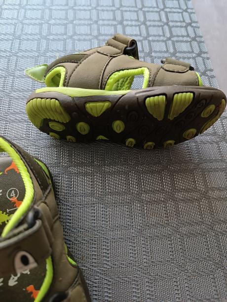 Sandálky s dinosaurami, 22