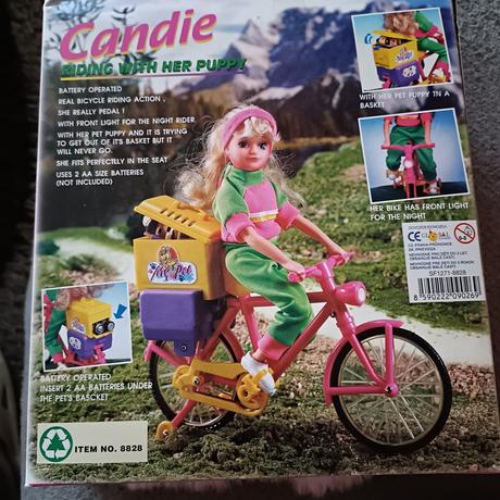 Vintage bábika na bicykli,