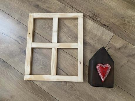 Drevený dekoračný domček a drevené okienko, 