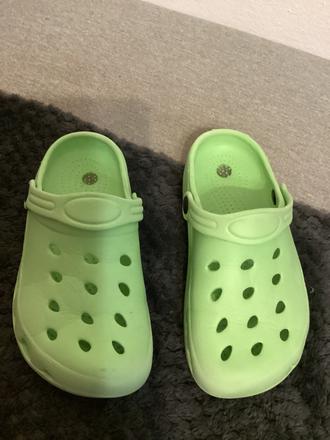 Zelené crocs, 32