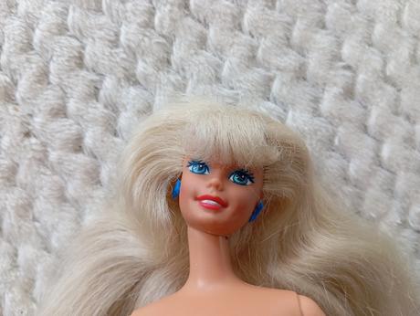 Retro barbie s náušnicami, 