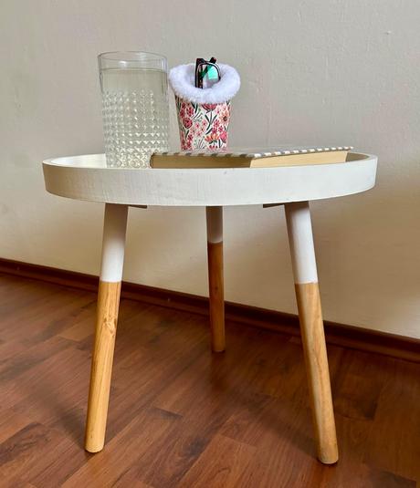 Drevený okrúhly príručný stolík, 