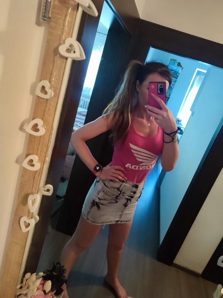 Minisukňa s vyšším pásom, sedí na s, s