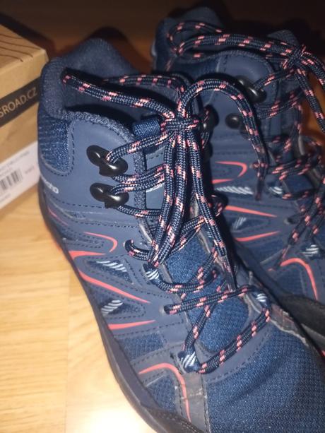 Trekove topanky crossroad, 36