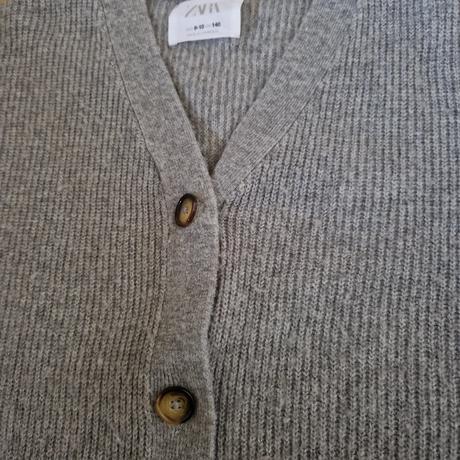 Sivý sveter z pleteniny na gombíky, zara,140