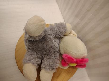 Plyšová sivá ovečka s kvietkom, flos toys, 26 cm, 