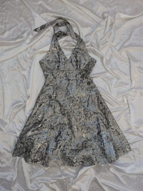 Velmi pekne slavnostne saty s viazanim oklo krku, bay,36