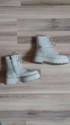 Bledé krémové workery, 36