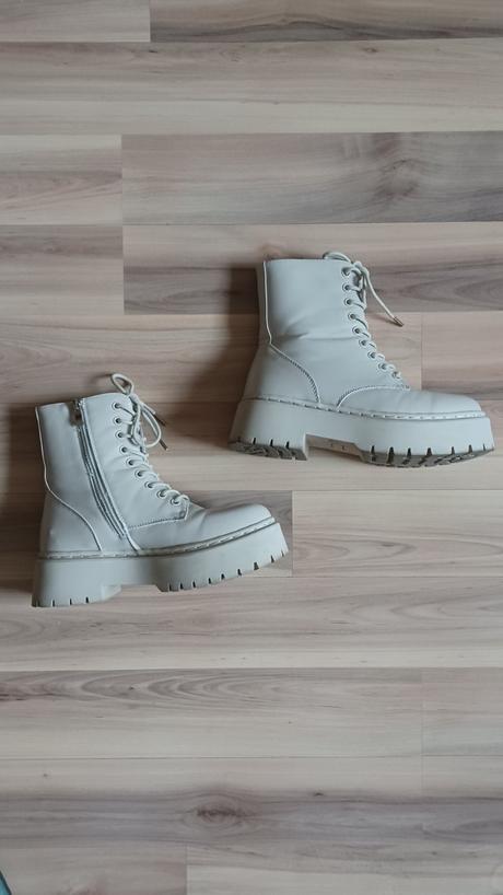 Bledé krémové workery, 36