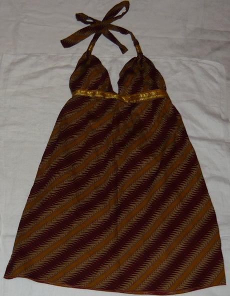 Sexi šaty so zlatou stuhou, s