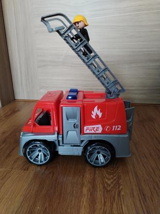 Hasičské auto s hasičom,