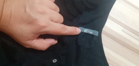 Blúzka s elegantnou žabkou a zapinanim, e-vie,m