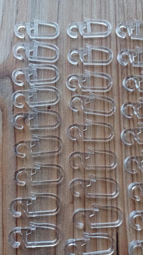 Plastové háčiky na záclonu,