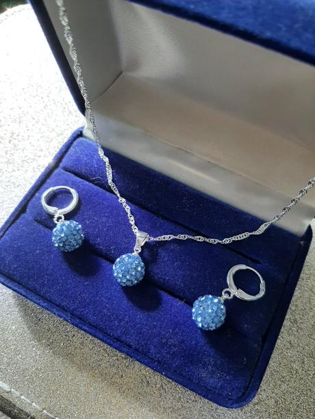 Trblietavý set- náušnice + retiazka s príveskom, 