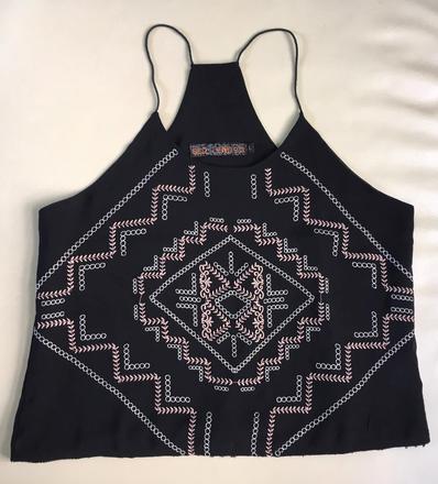 L/40 cierny top s vysivanym vzorom, l