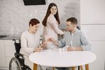 Cítim sa v partnerovom živote mimo jeho rodiny. Mám radšej odísť?