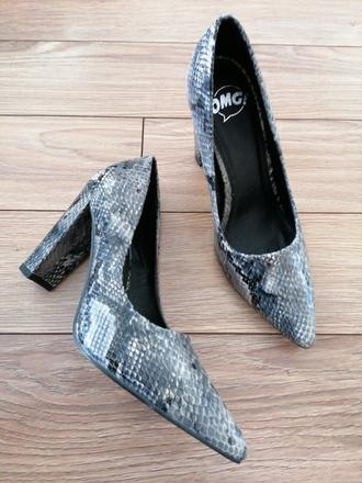 Lodičky s hadim vzorom, 37