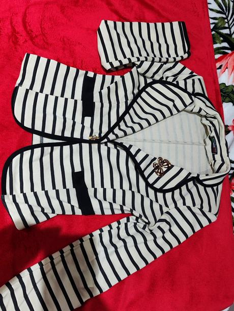 Pásikavé sako s brošňou, xs