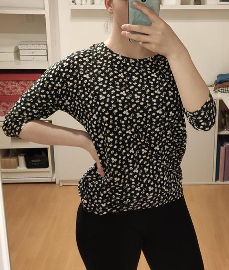 Čierne tričko s drobnými kvietkami, esmara,40