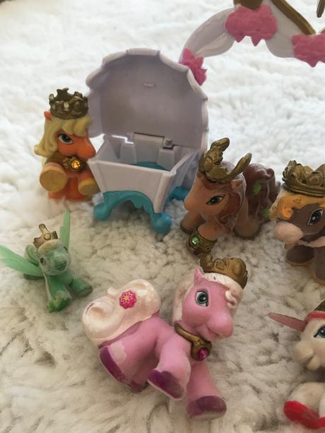 Filly koníky s krmitkom, 