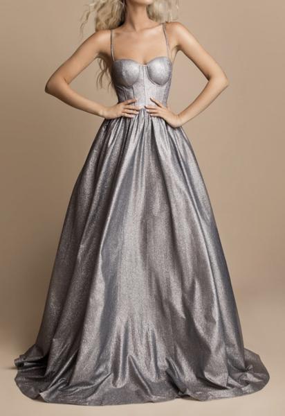 Vyzerajú strieborné šaty skutočne ako na obrázku?