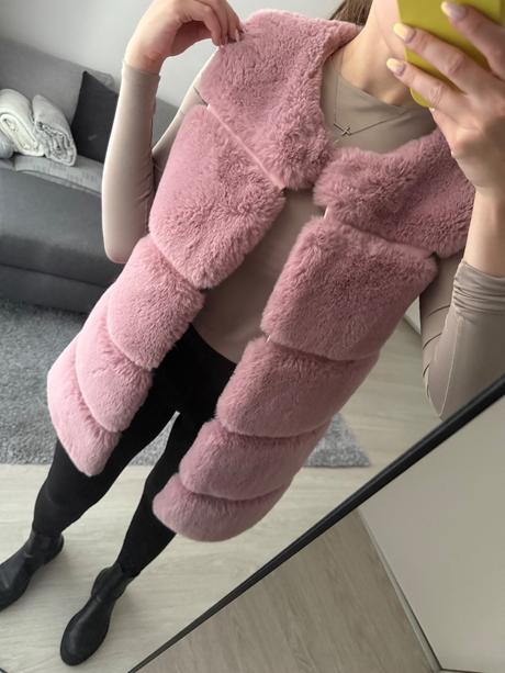 Ružová kožušinková vesta, 