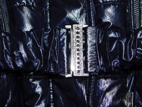 Pekna zimna bunda s odonimatelnou kapucnou, 38