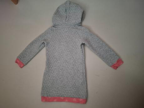 Pískacie teplákové šaty, 110