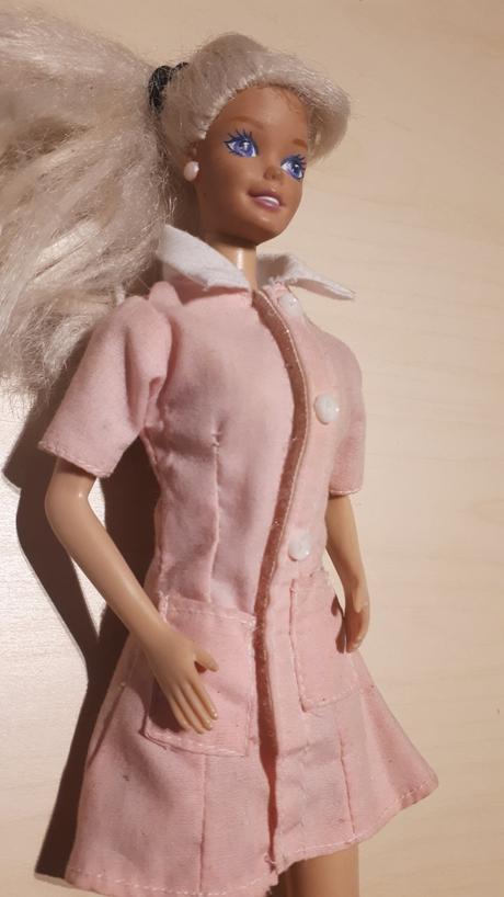 Krásna barbie v ružových šatách,