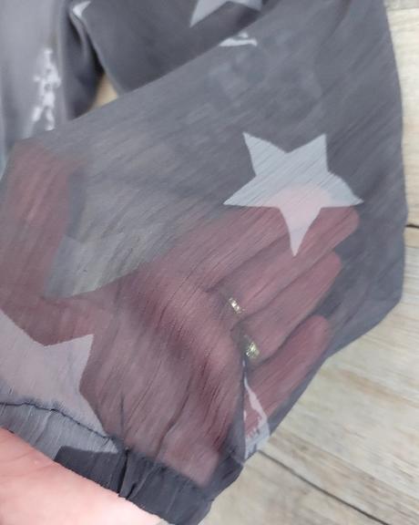 Sivá blúzka s hviezdičkami, 40