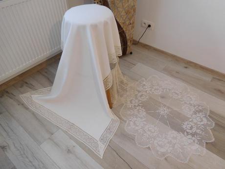 Biely obrus s krajkou + 2 x háčkovaná dečka obrus/, 