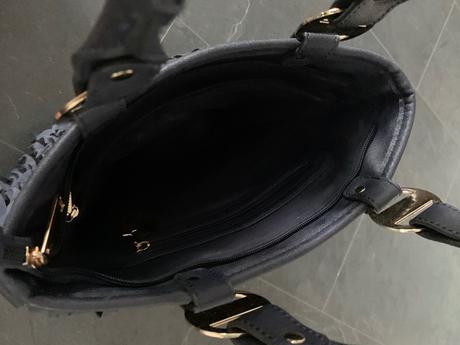 Modrá strapcová kabelka,