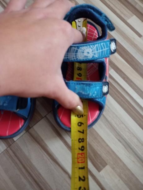 24 sandalky spiderman, 24