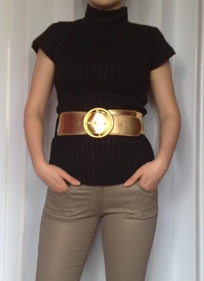 Trendy rolak so zlatým opaskom, s