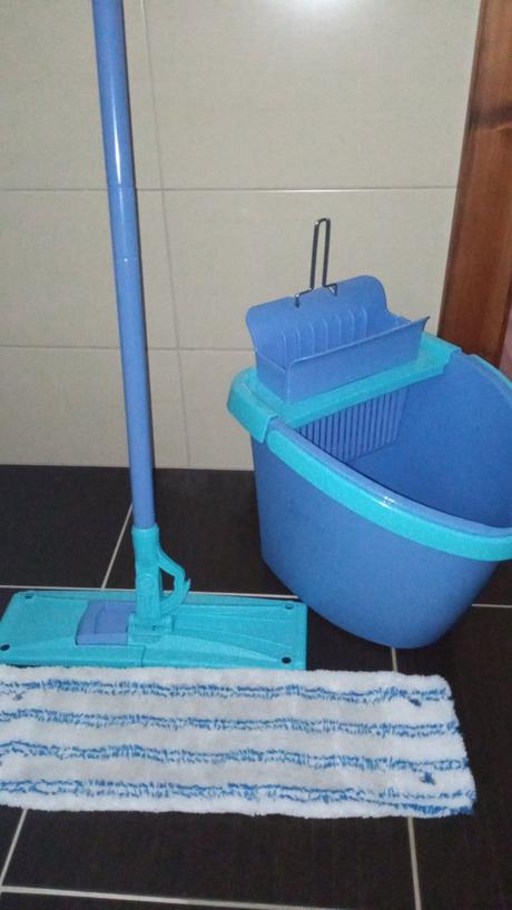 Mop so žmýkacím vedrom, 