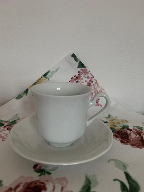 Porcelánová šálka s podšálkou, 