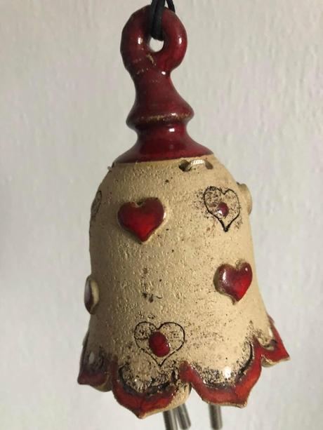 Krasna keramicka zvonkohra v tvare zvonceku so srd,