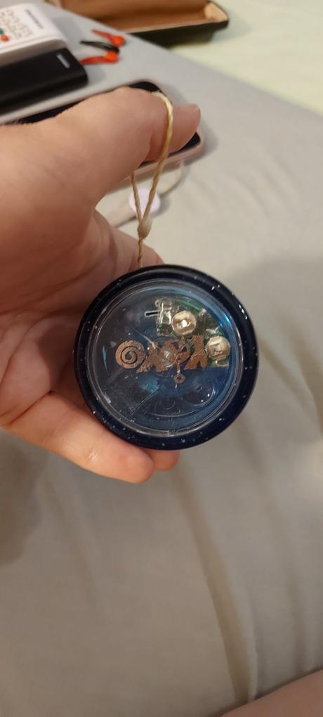 Svietiace jojo a svietiaci klavnovsky nos,